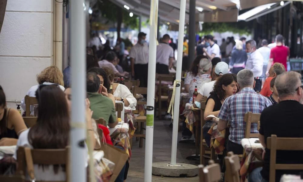 Κορονοϊός: Νέα μέτρα εξετάζει η κυβέρνηση στις «κόκκινες» περιοχές» - Τι αλλάζει σε rapid test, εστίαση και υποχρεωτικότητα του εμβολιασμού